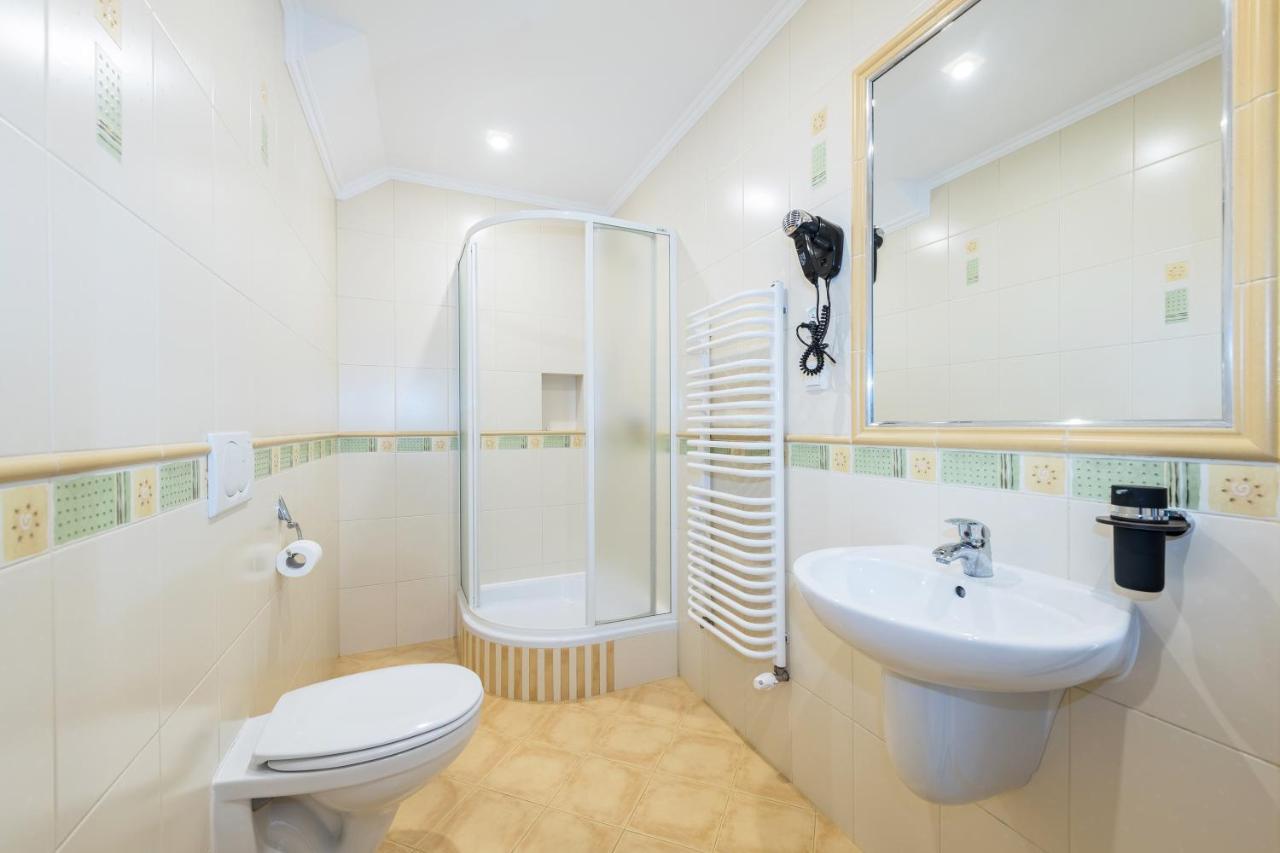 OstrowskoBialy Jelen Z Basenem I Jacuzzi住宿加早餐旅馆 外观 照片