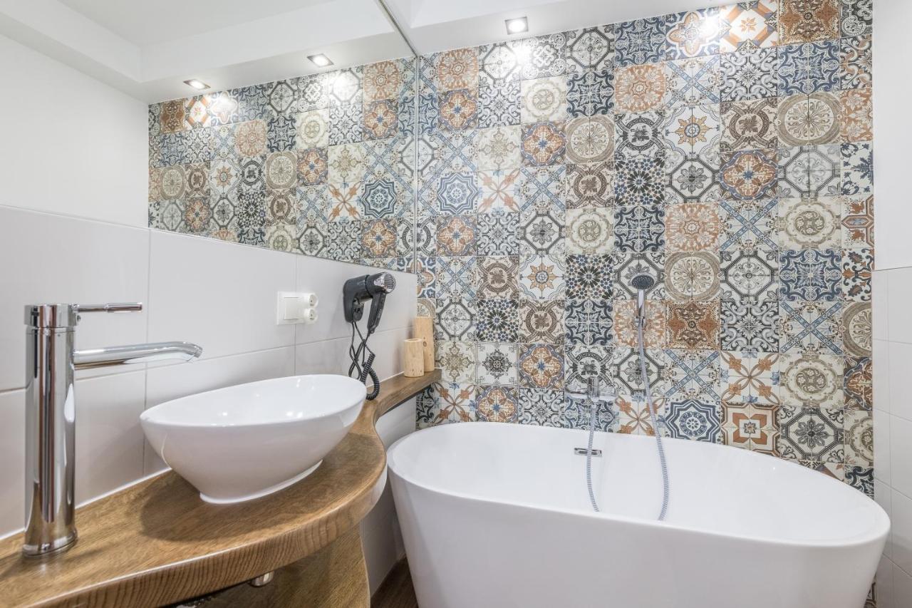 OstrowskoBialy Jelen Z Basenem I Jacuzzi住宿加早餐旅馆 外观 照片